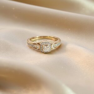 Vintage-Inspired Ring Featuring Intricate Diamond Detailing